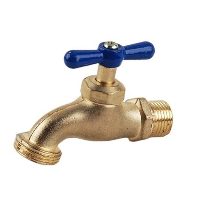 El molde de la bañera del grifo de la pared del baño de oro
