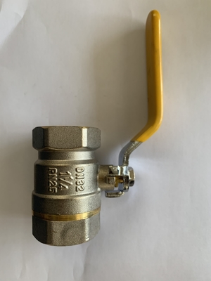 1/2 3/4 &quot;pulgada mayorista de zinc de latón válvula de bola con mango de plástico amarillo