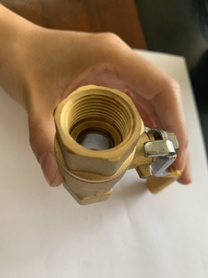 1/2 3/4 &quot;pulgada mayorista de zinc de latón válvula de bola con mango de plástico amarillo