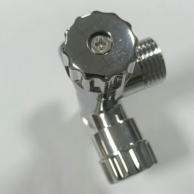 La válvula de ángulo de cobre amarillo fría vendedora caliente de la agua 1/2inch de las colocaciones del cuarto de baño Chrome plateó
