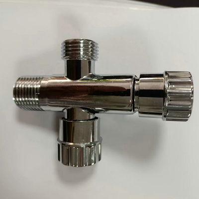 La válvula de ángulo de cobre amarillo fría vendedora caliente de la agua 1/2inch de las colocaciones del cuarto de baño Chrome plateó